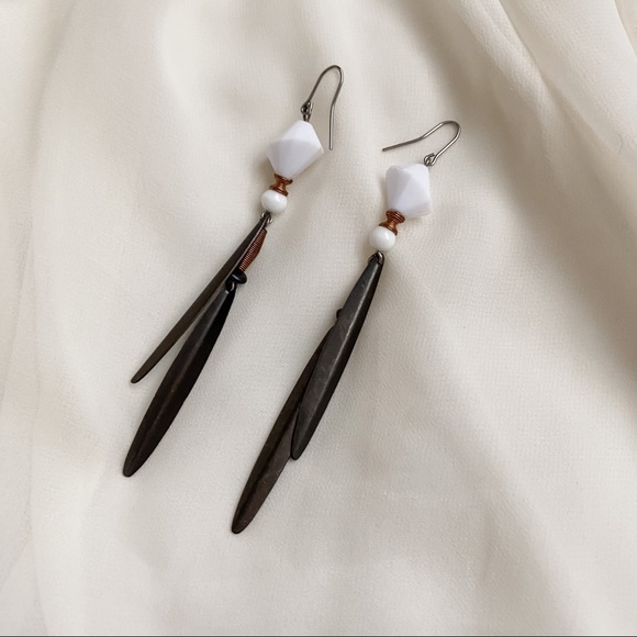 Vintage Jewelry - VTG White Bead Metal Dangle Copper Detail Earrings
